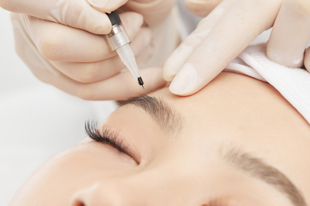 摄图网_501671821_美容纹眉局部特写（非企业商用） (1).jpg